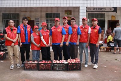 蜀矿青年勇担当 助力马边水蜜桃出山
